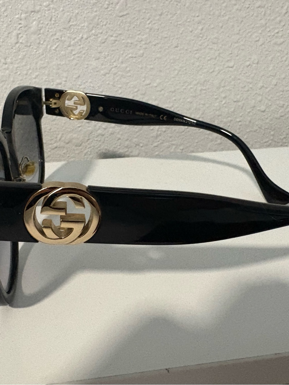 Gucci Black Cat-Eye Sunglasses with Gold Logo - Picture 4 of 9